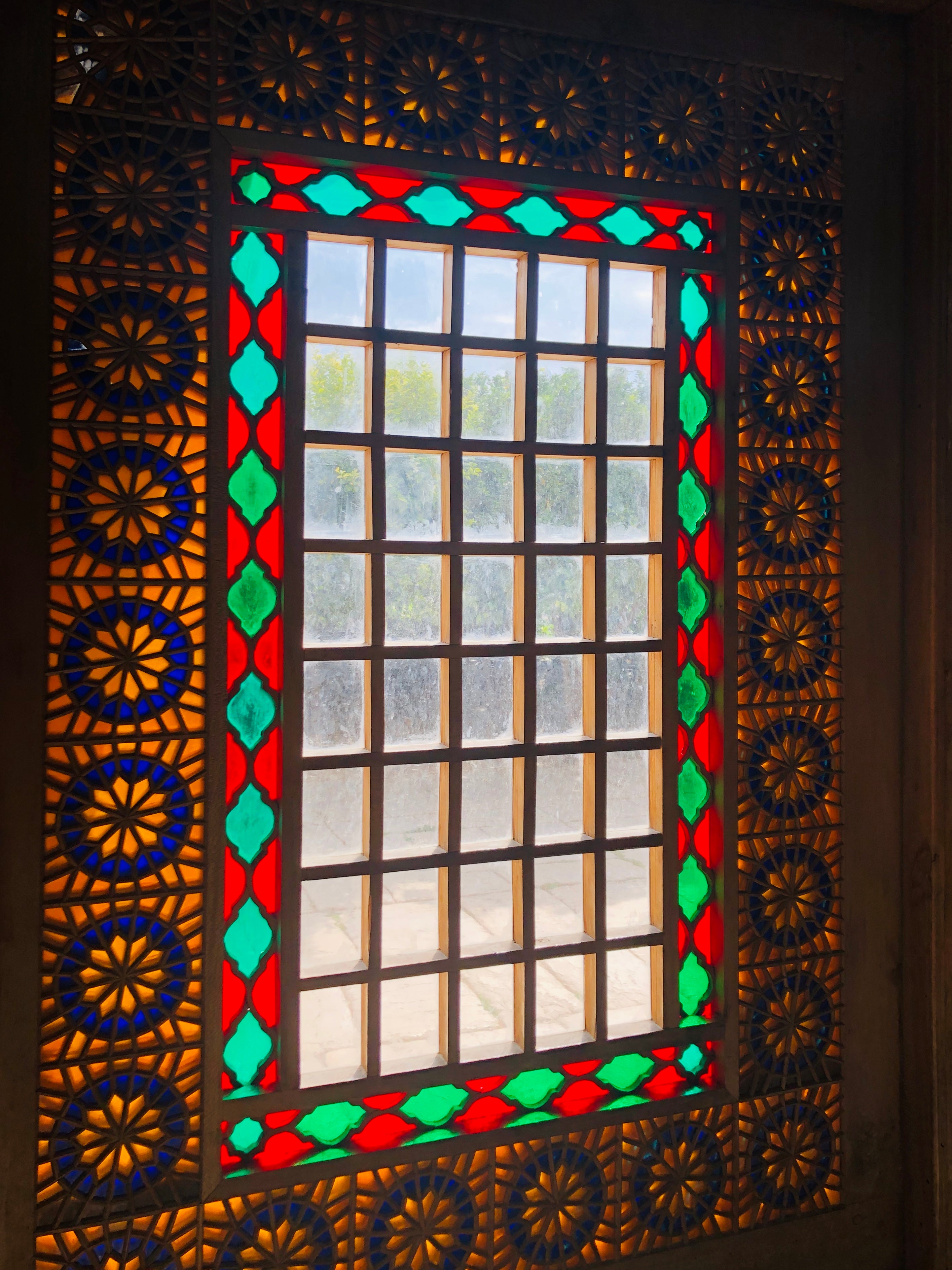 Traditioneel Perzisch raam met gekleurd glas en geometrische patronen in het Ghavam Huis in Shiraz