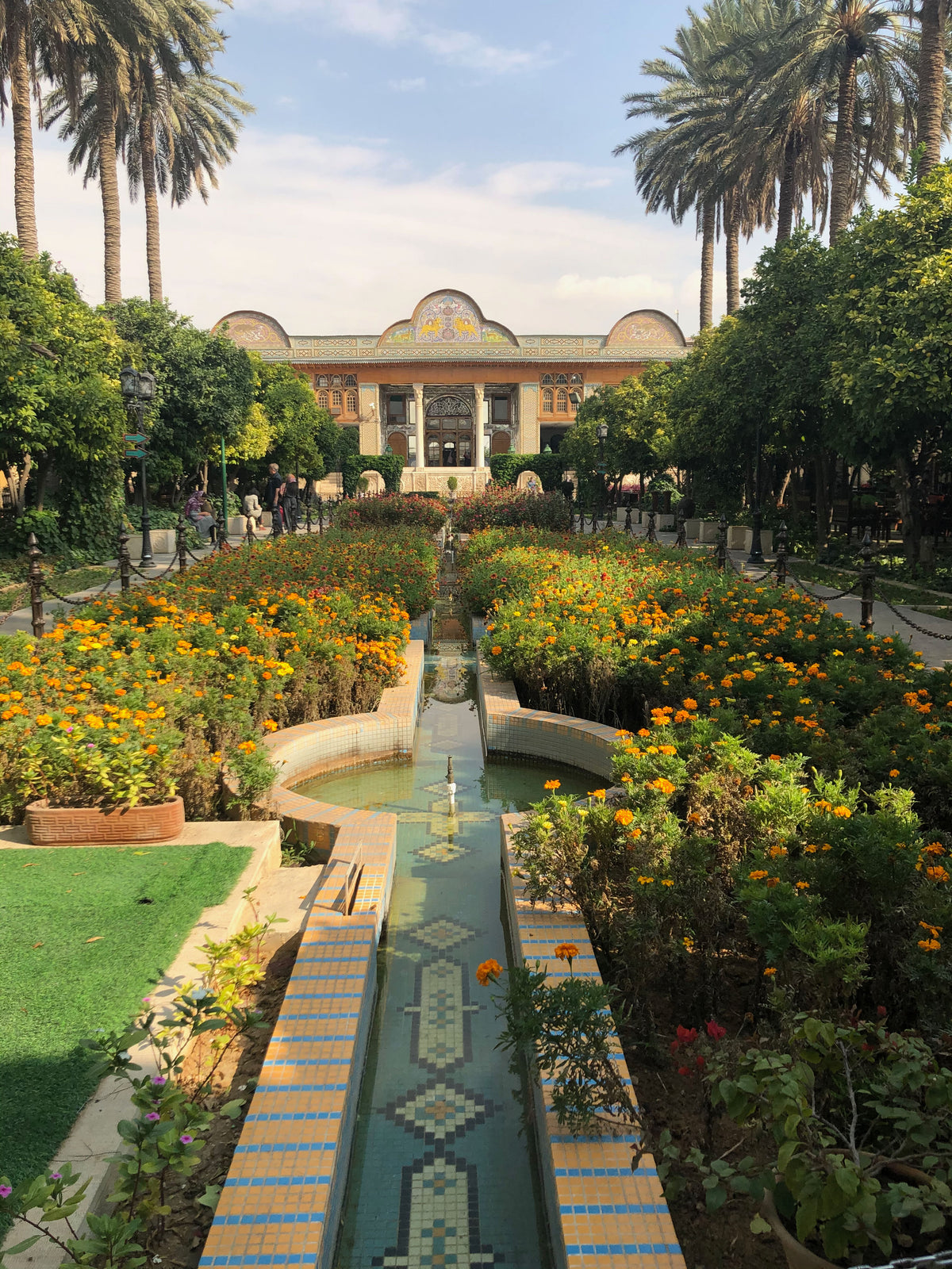 Narenjestan tuin in Shiraz, Iran met aan het einde van de tuin de voorgevel van het Ghavam huis