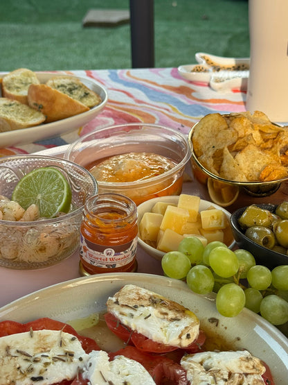 Picnic met onder andere kaas, druiven, chips en zoete Perzische wortelspread met saffraan en rozenwater