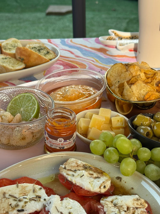 Picnic met onder andere kaas, druiven, chips en zoete Perzische wortelspread met saffraan en rozenwater