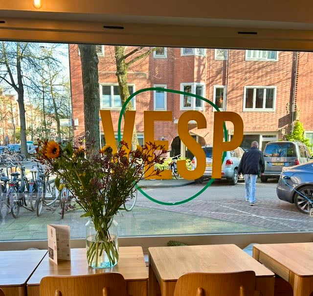 Proeflokaal met de naam Vesp op het raam bedrukt