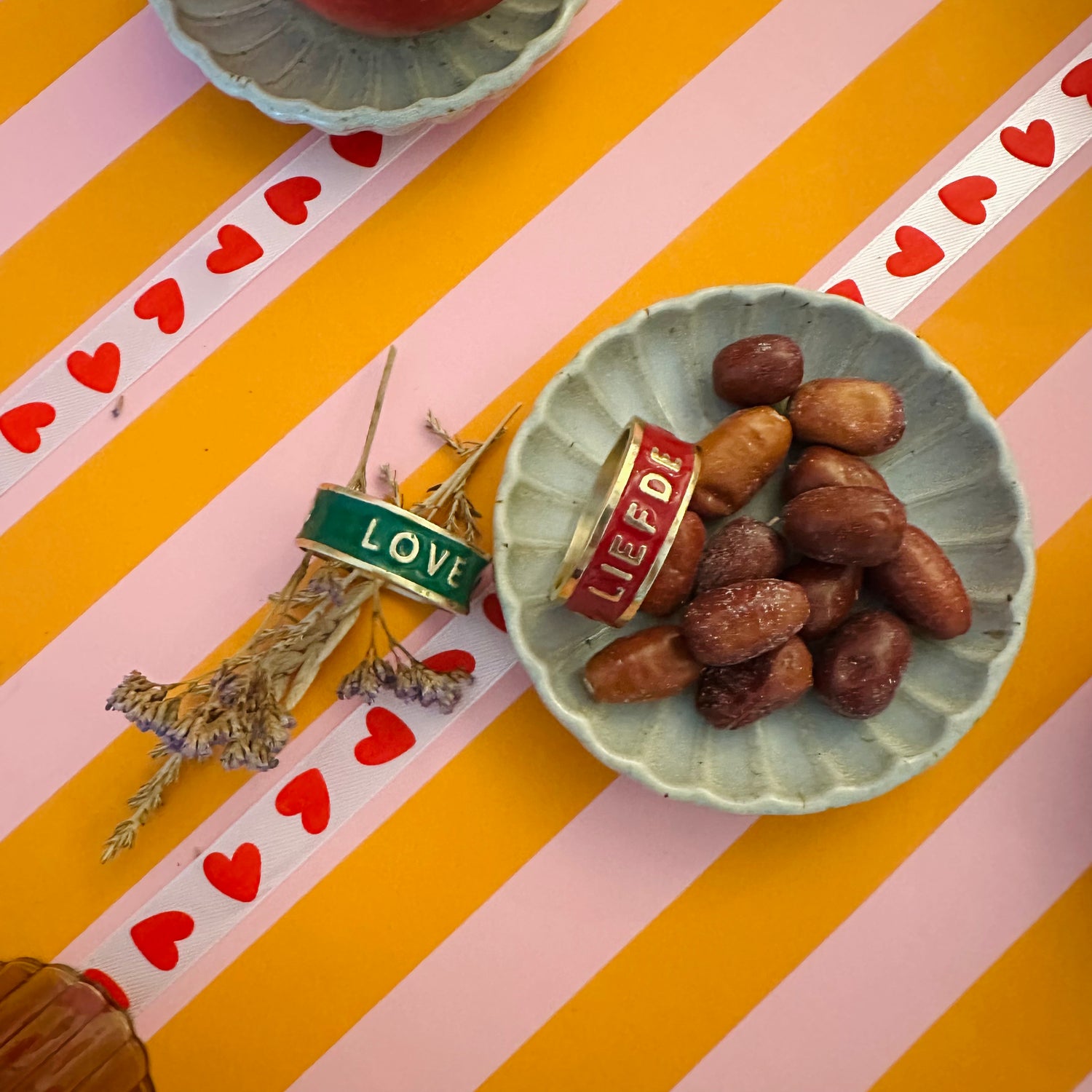 Een schaaltje met samanoe (gedroogde vruchten van de oleasterboom) op tafel als onderdeel van de Perzische haft-sin