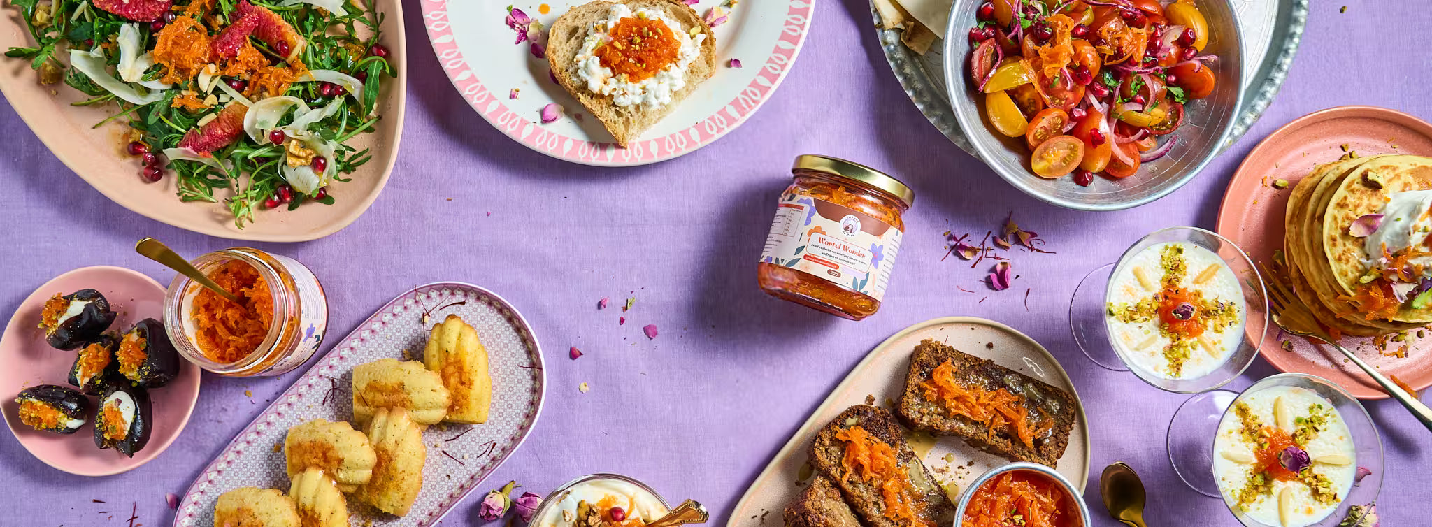 Gerechten met Perzische wortelspread op een lila tafelkleed