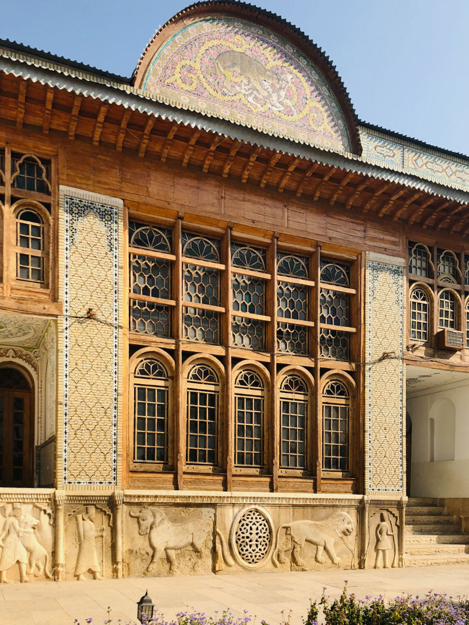 Deel van de voorgevel van het historische Ghavam huis in Shiraz, Iran