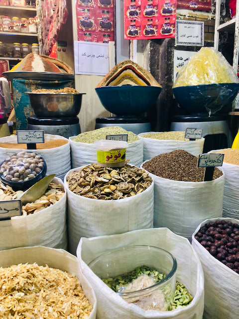 Etenswaren in witte zakken op Vakil Bazaar in Shiraz, Iran
