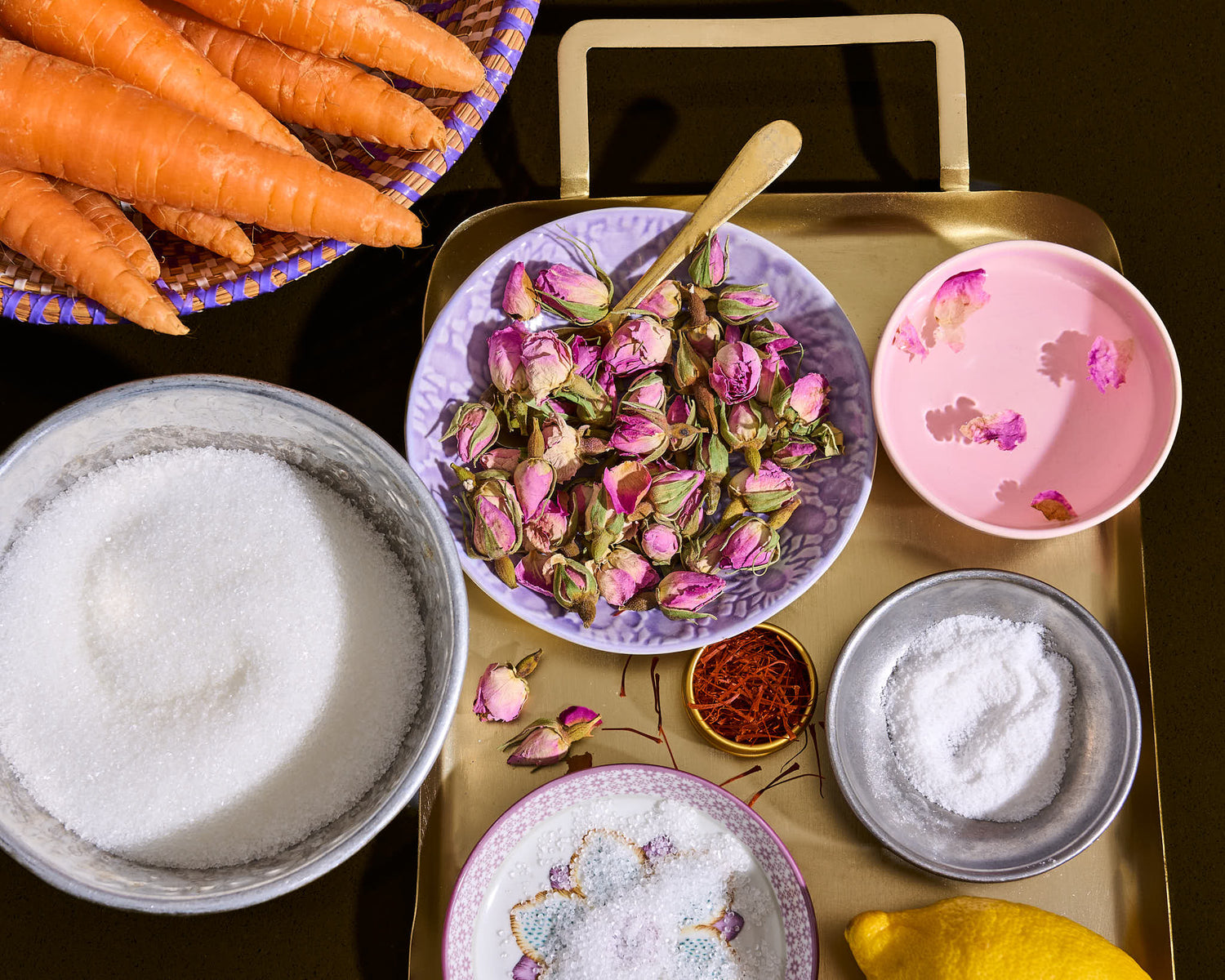 Ingredienten voor het maken van Wortel Wonder (Perzische worteljam) op een gouden dienblad 