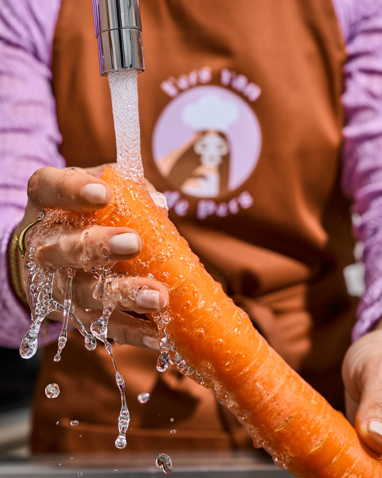 hand wast winterpeen onder stromende kraan