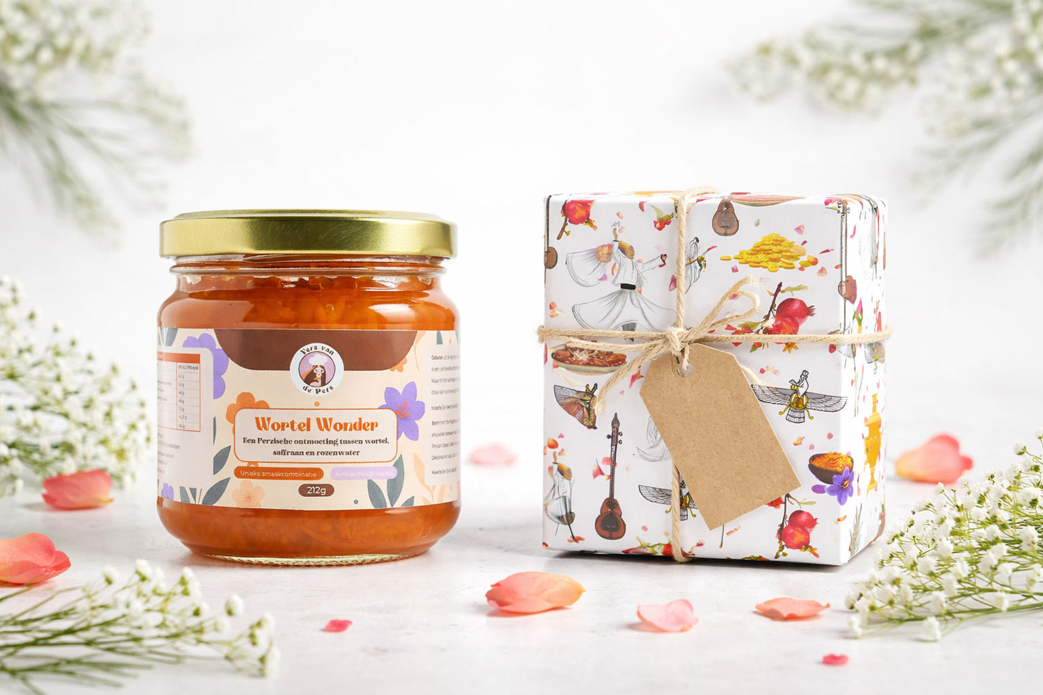Een pot Wortel Wonder (Perzische worteljam) staat naast een cadeau verpakt in Perzisch cadeaupapier. 