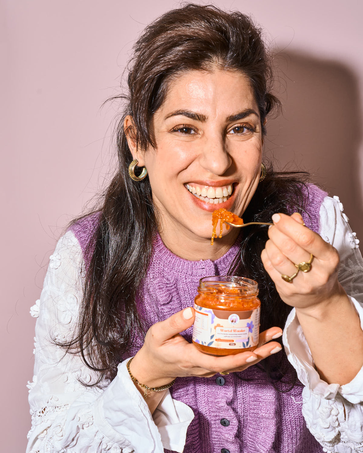 Lachend meisje neemt een hap uit potje Wortel Wonder - Vers van de Pers Food