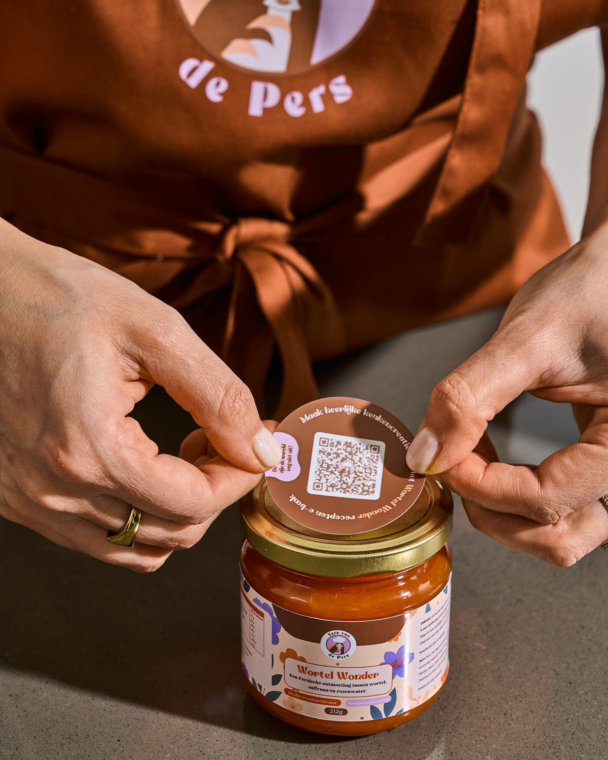 Pot Wortel Wonder wordt met de hand gelabeld - Vers van de Pers Food