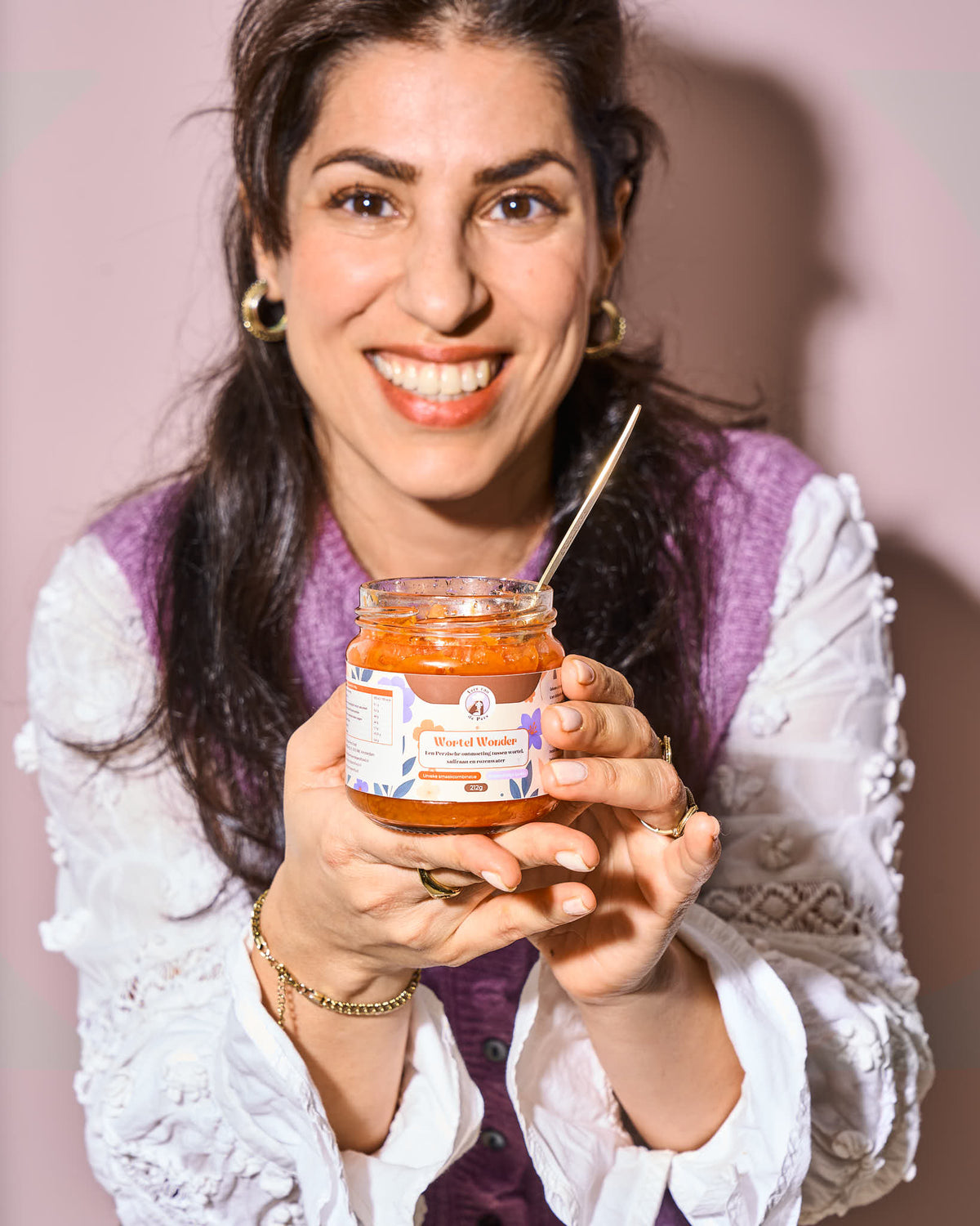 Lachend meisje met pot Wortel Wonder in de hand - Vers van de Pers Food