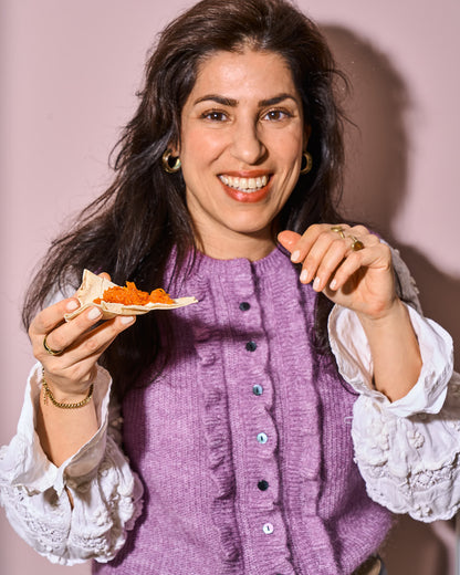 Lachend meisje proeft brood met Wortel Wonder - Vers van de Pers Food